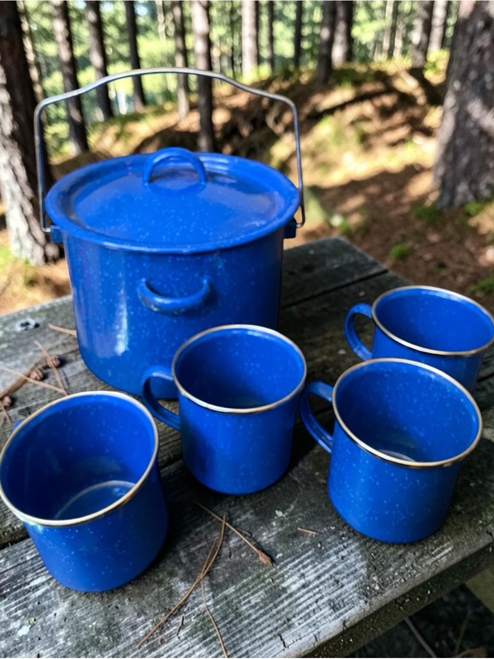 VINTAGE BULE SPECKLED ENAMEL WEAR BUCKET W/ METAL HANDEL AND 4 MUGS